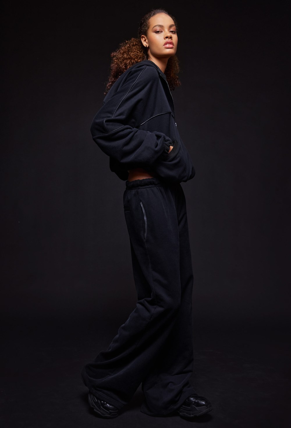 Черное zip худи с кожаной окантовкой - фото 120606