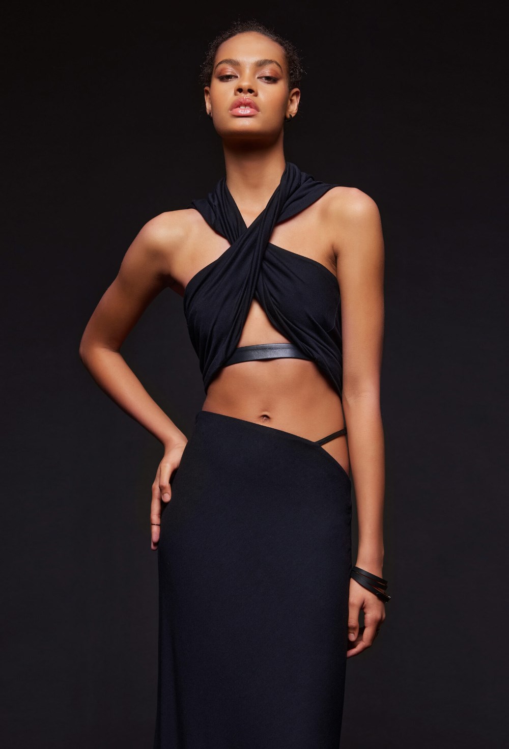 Черный трикотажный халтер-топ с капюшоном - фото 120619