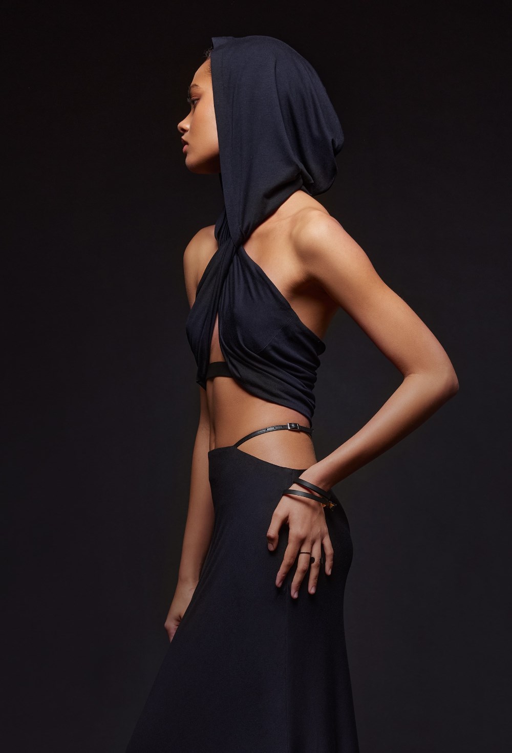 Черный трикотажный халтер-топ с капюшоном - фото 120620