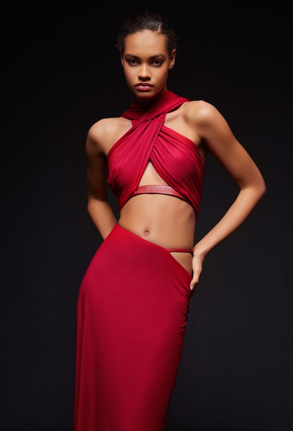 Красный трикотажный халтер-топ с капюшоном - фото 120632