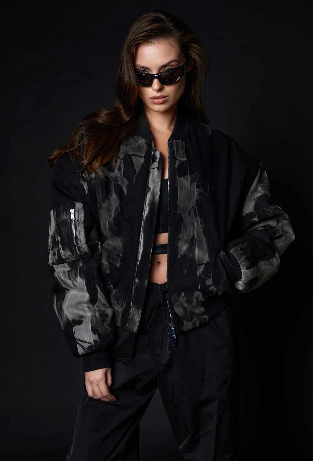 Черно-серый бомбер из вареного денима - фото 120775