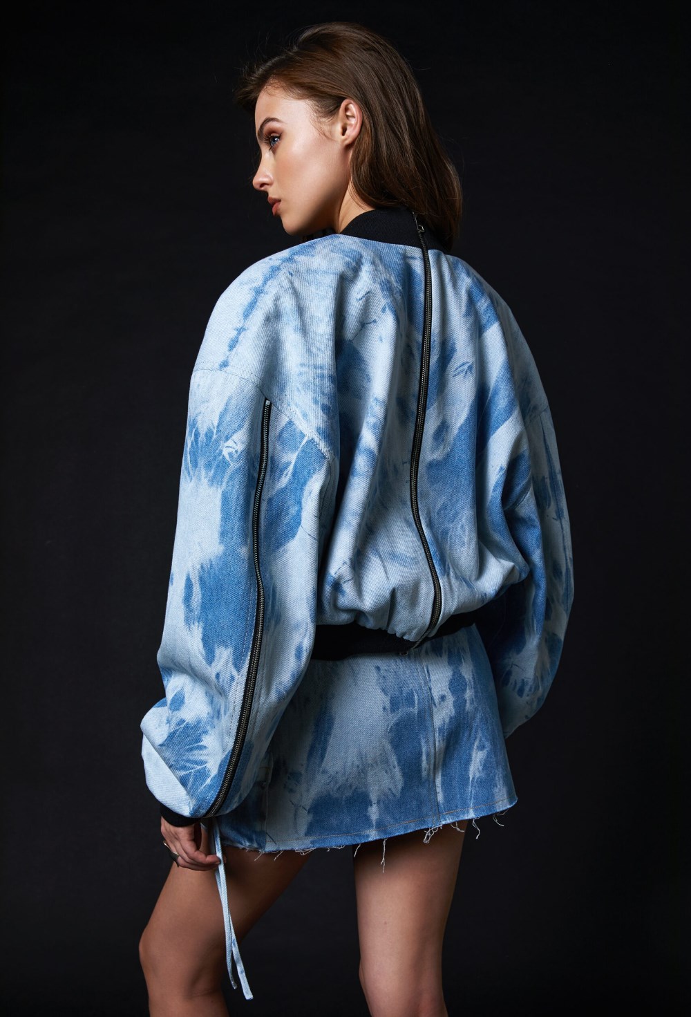 Голубой бомбер из вареного денима - фото 120778