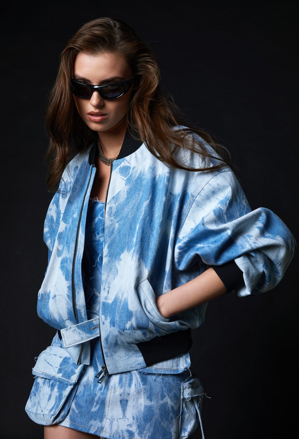 Голубой бомбер из вареного денима - фото 120782