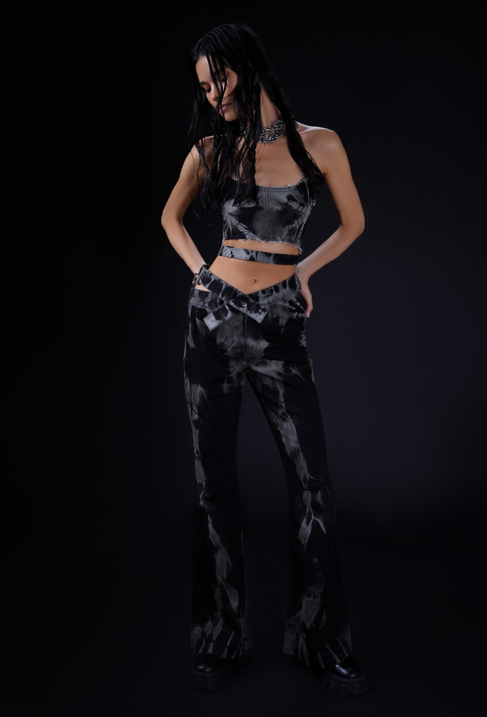 Вареные джинсы асимметричного кроя - фото 120905