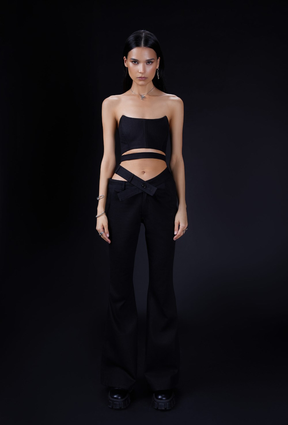 Черные джинсы клеш асимметричного кроя - фото 120916