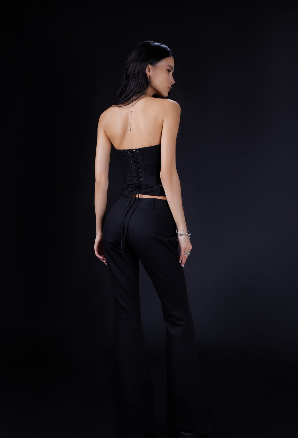 Черные джинсы клеш асимметричного кроя - фото 120919