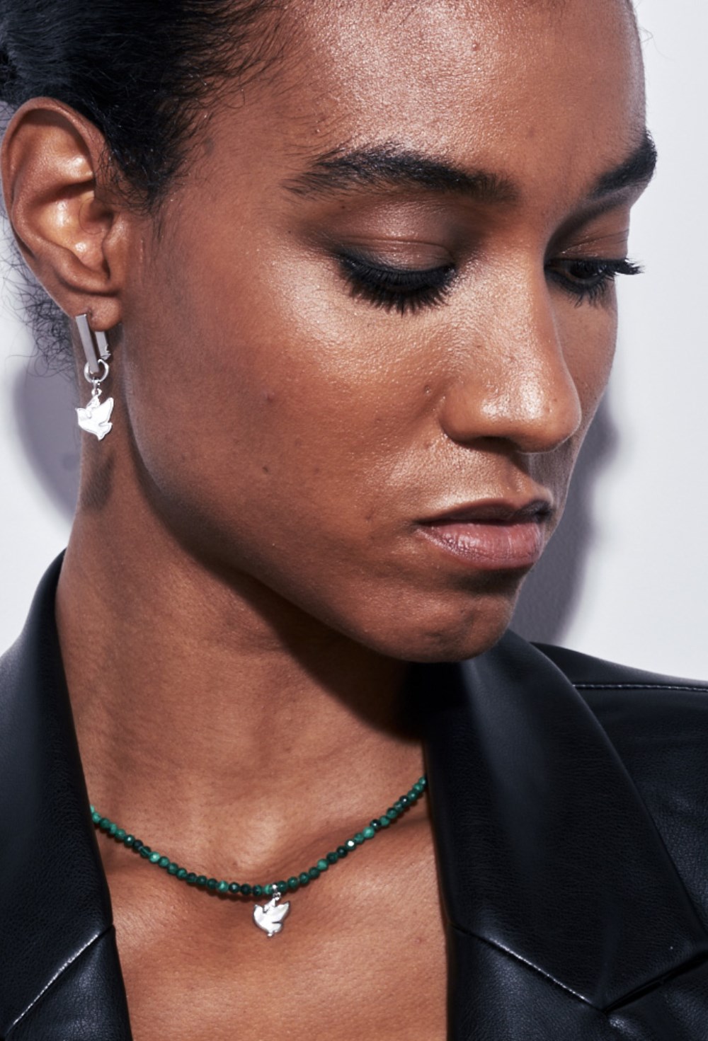 Choker with malachite beads with Dove pendant Rhodium - фото 122420