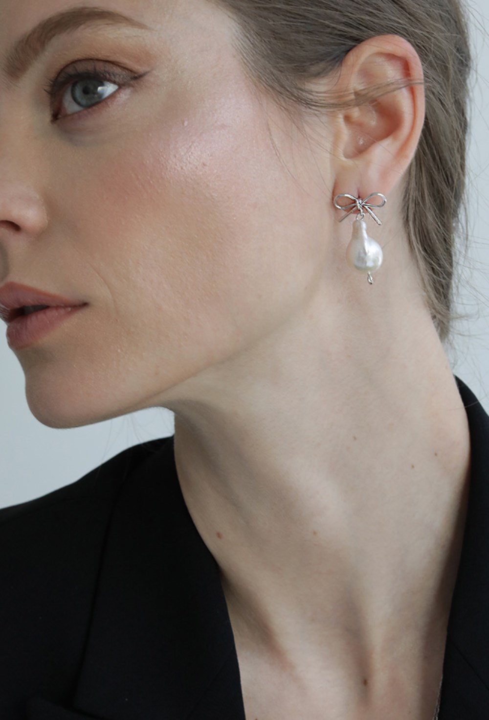 Baroque Pearl Bow Earrings Silver - фото 123567