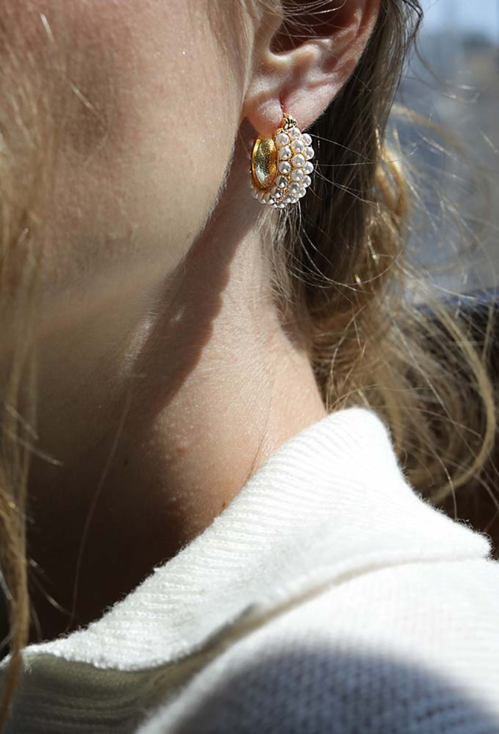 Hoops Acrylic Pearlds Earrings Gold - фото 123586