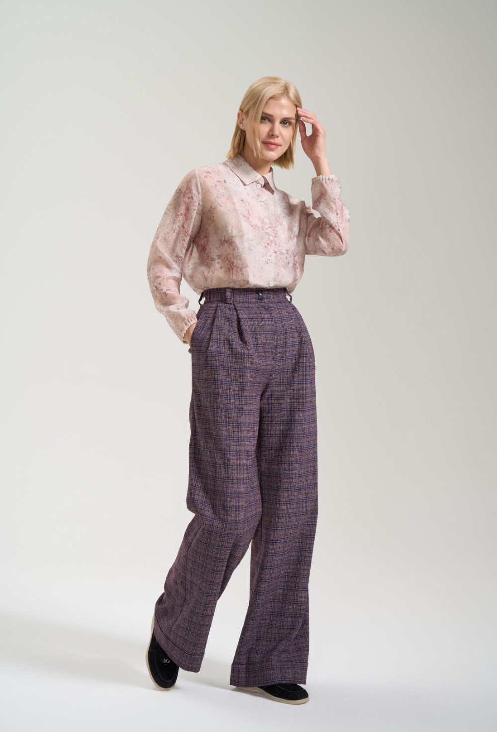 Брюки в клетку с манжетами - фото 125875
