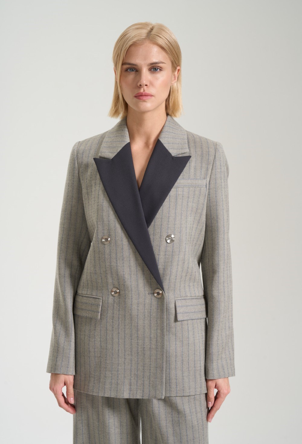 Двубортный жакет в полоску с контрастными лацканами - фото 125903