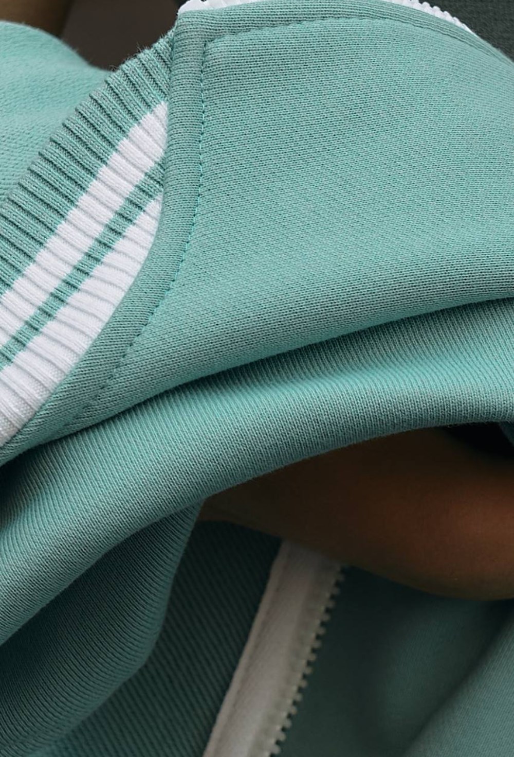 Трикотажный бомбер на молнии - фото 126270