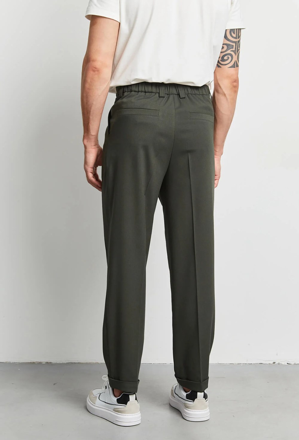 Брюки с защипами и манжетами - фото 126336