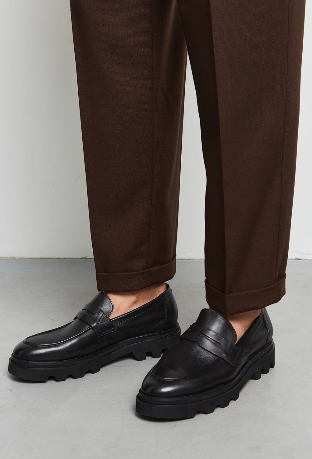 Брюки - с защипами и манжетами - фото 126339