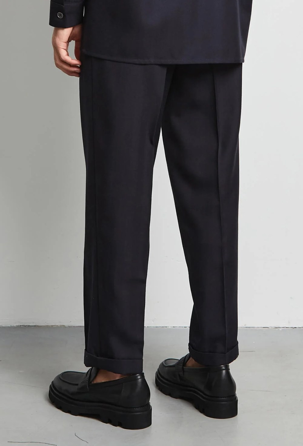 Брюки с защипами и манжетами - фото 126343