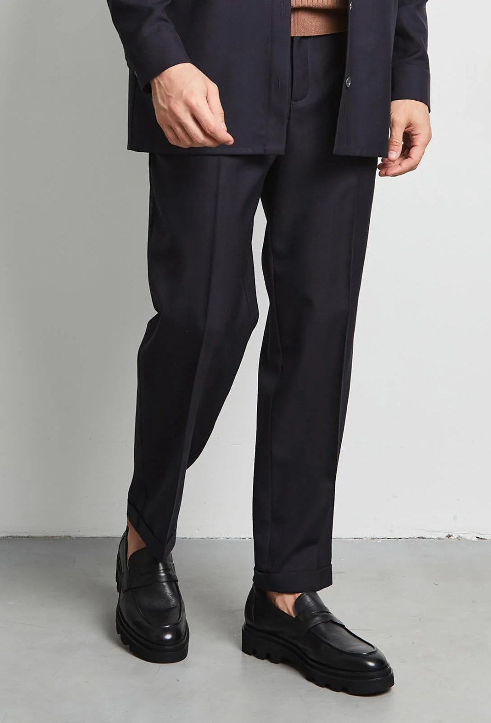 Брюки с защипами и манжетами - фото 126344