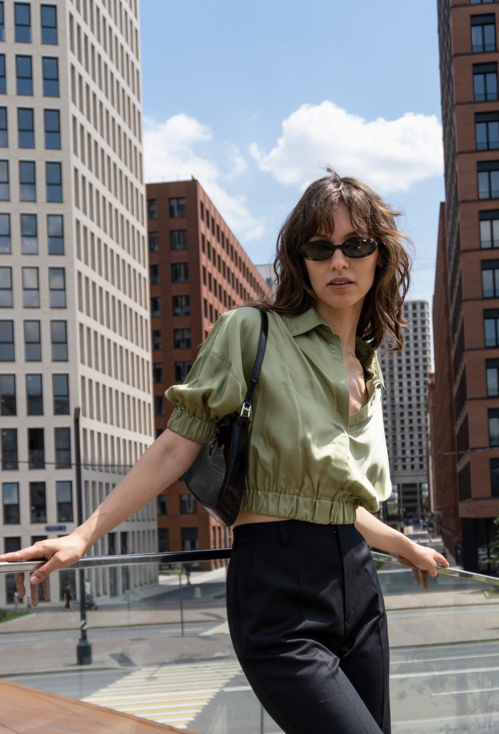 Укороченная блуза из тенселя на резинке - фото 126512