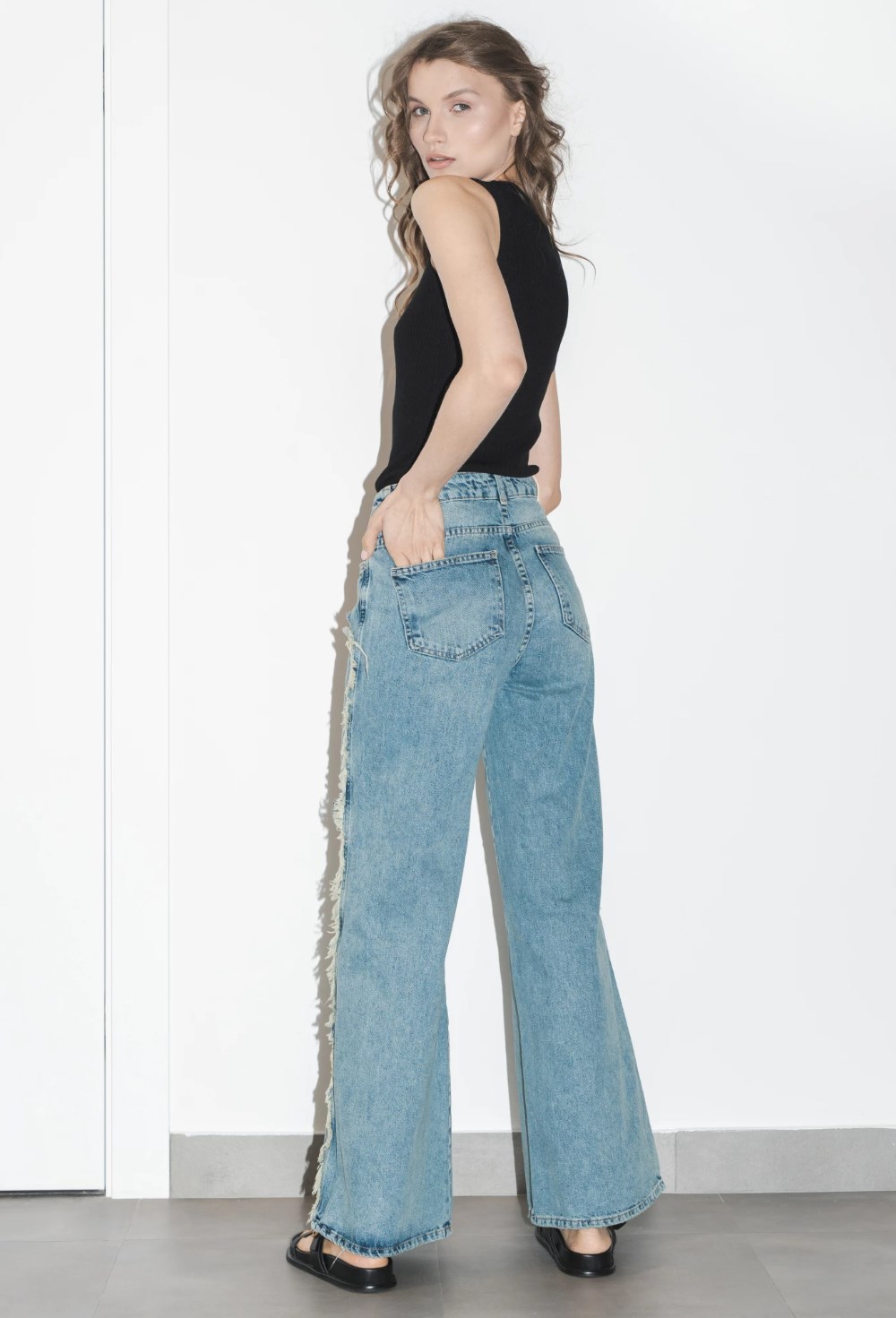 Джинсы трубы с бахромой - фото 127759