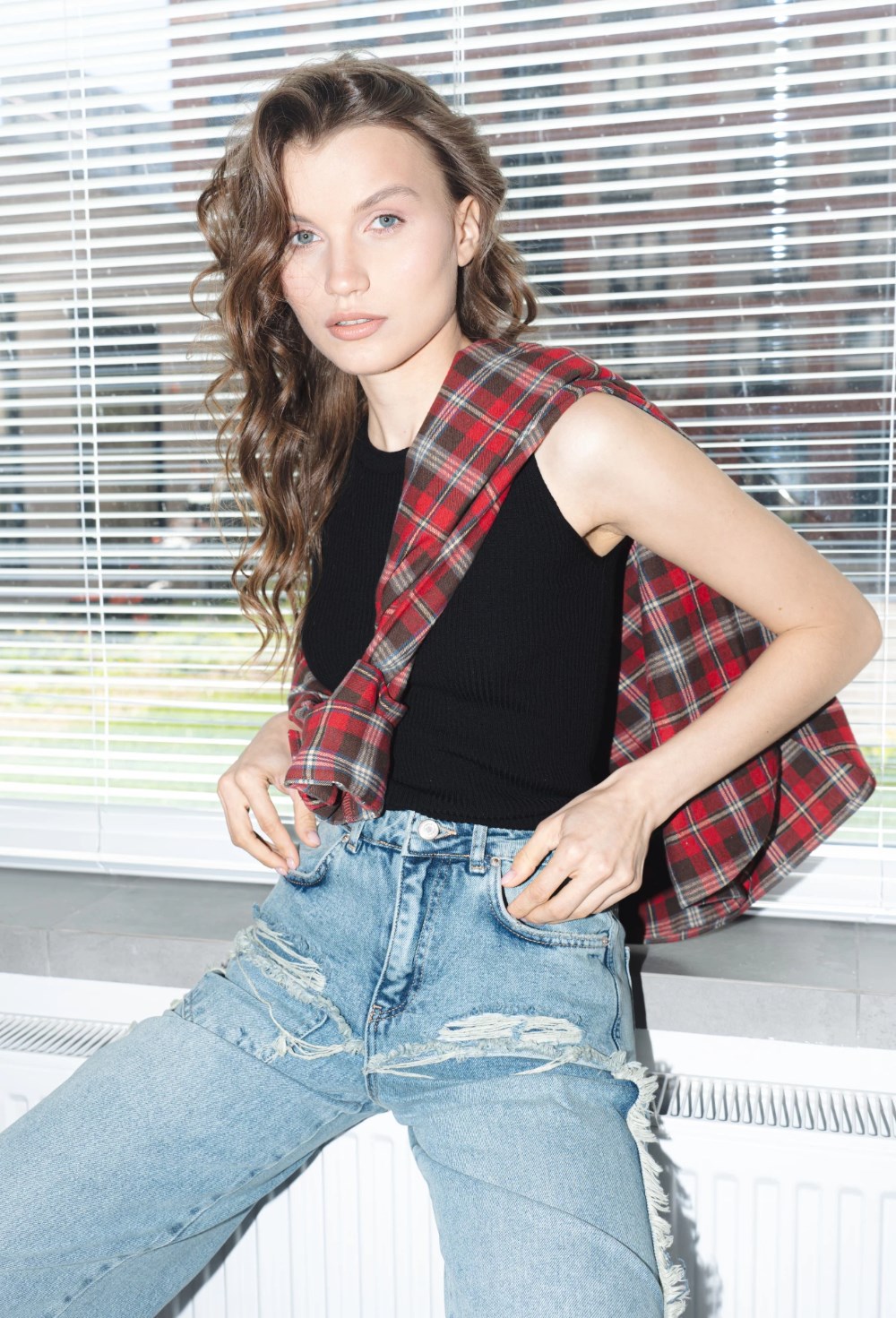 Джинсы трубы с бахромой - фото 127760