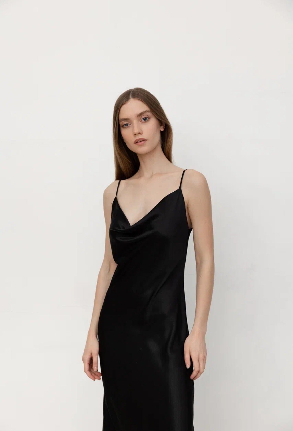 Черное шелковое платье миди - фото 128934