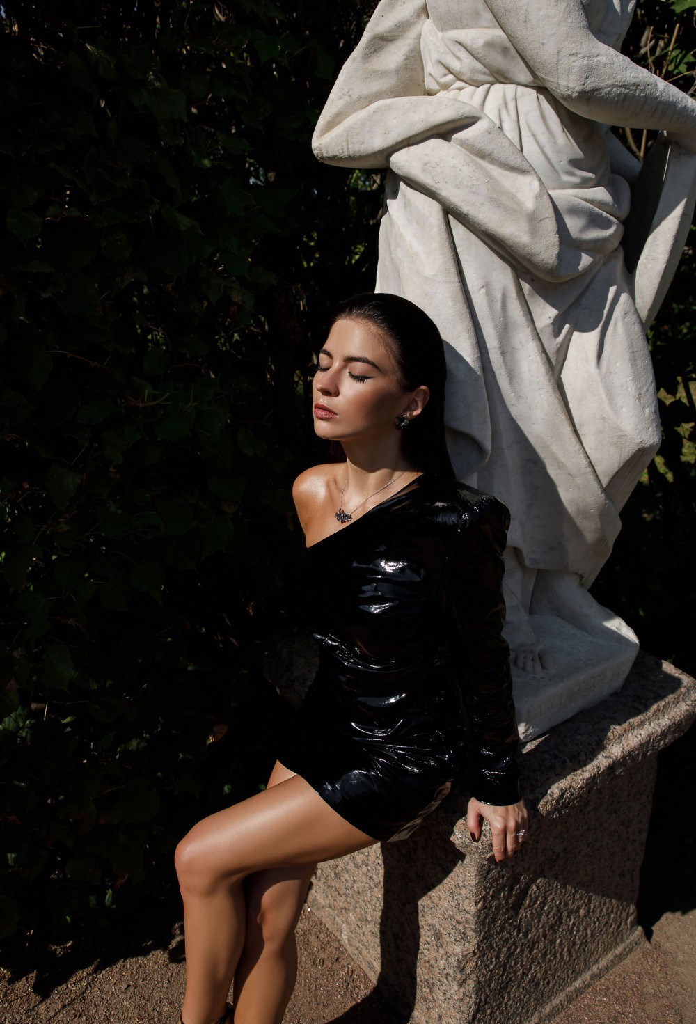 Платье из лаковой кожи - фото 129345