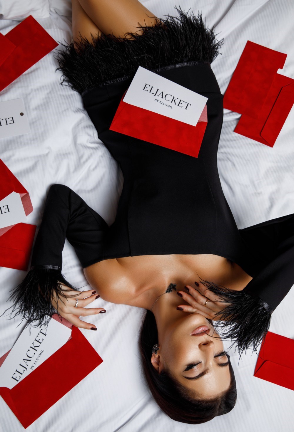 Платье с перьями со спущенным плечом - фото 129529