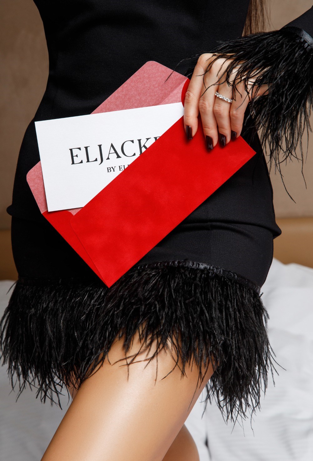 Платье с перьями со спущенным плечом - фото 129531