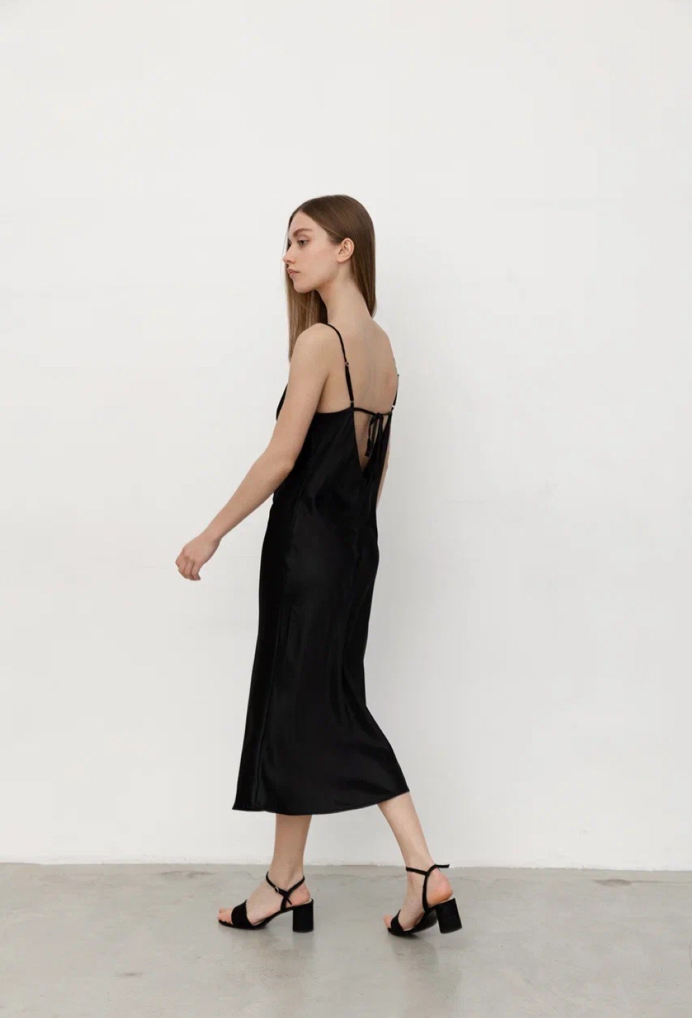 Черное шелковое платье миди - фото 129810