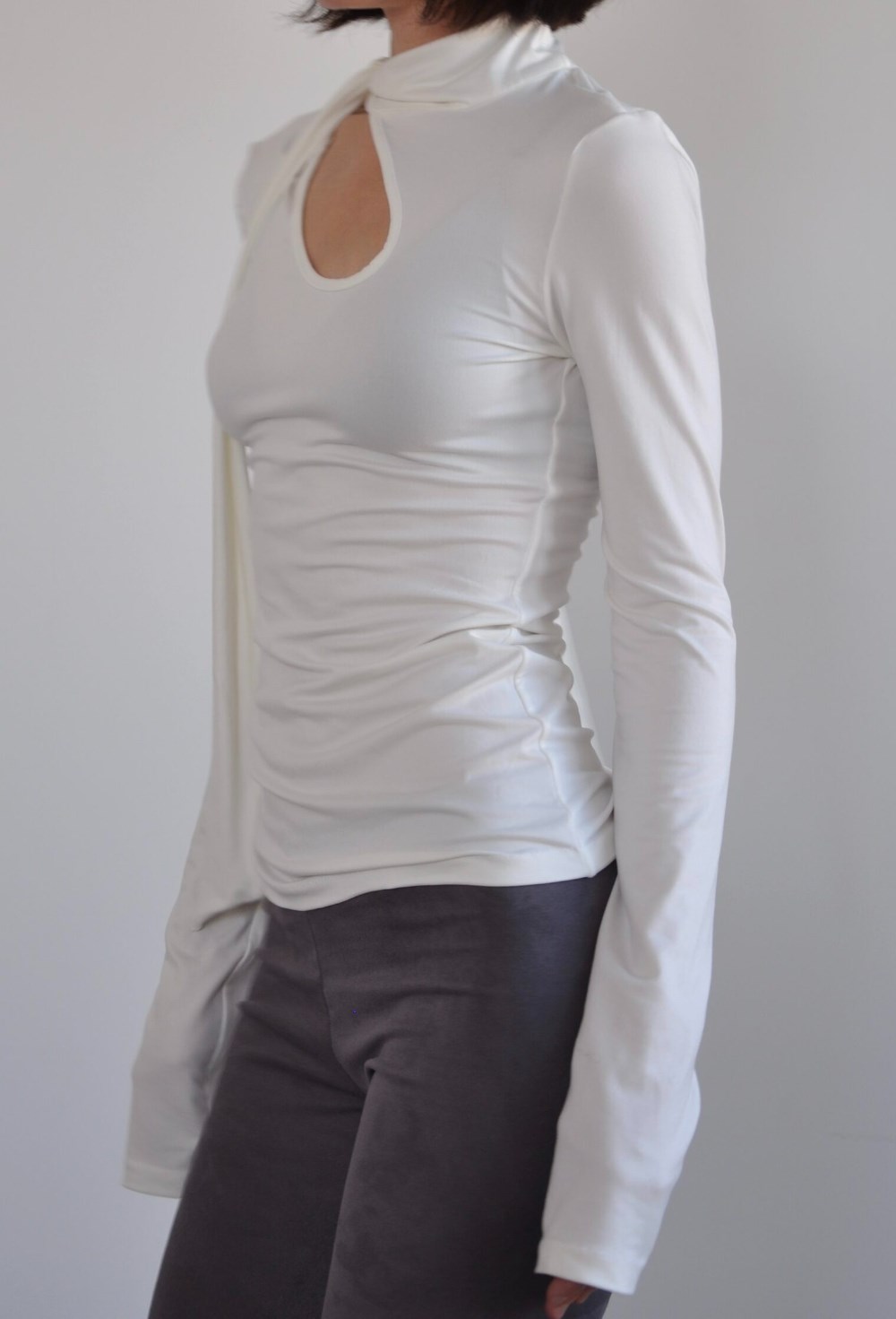 Лонгслив с завязкой на шее - фото 129923