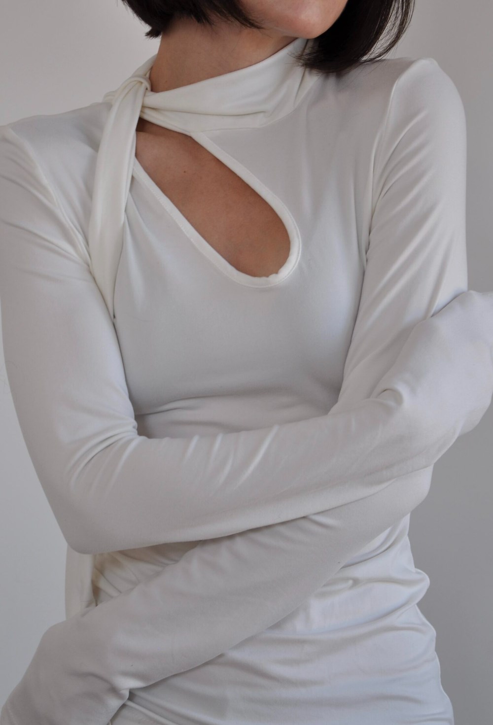 Лонгслив с завязкой на шее - фото 129924