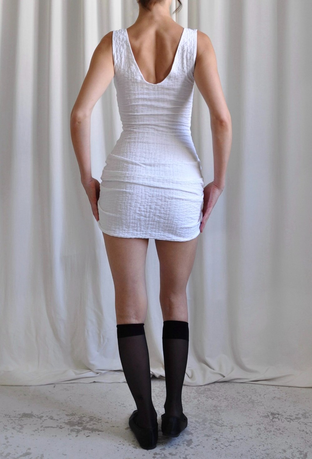 Платье мини с глубоким вырезом - фото 129996