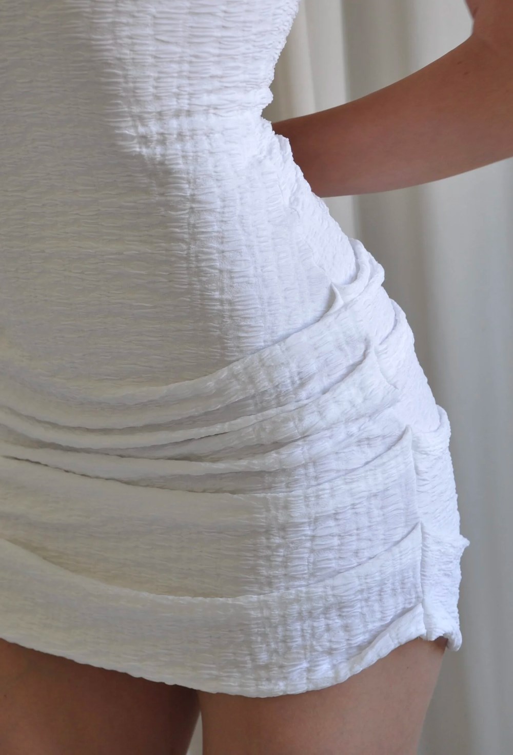 Платье мини с глубоким вырезом - фото 129997