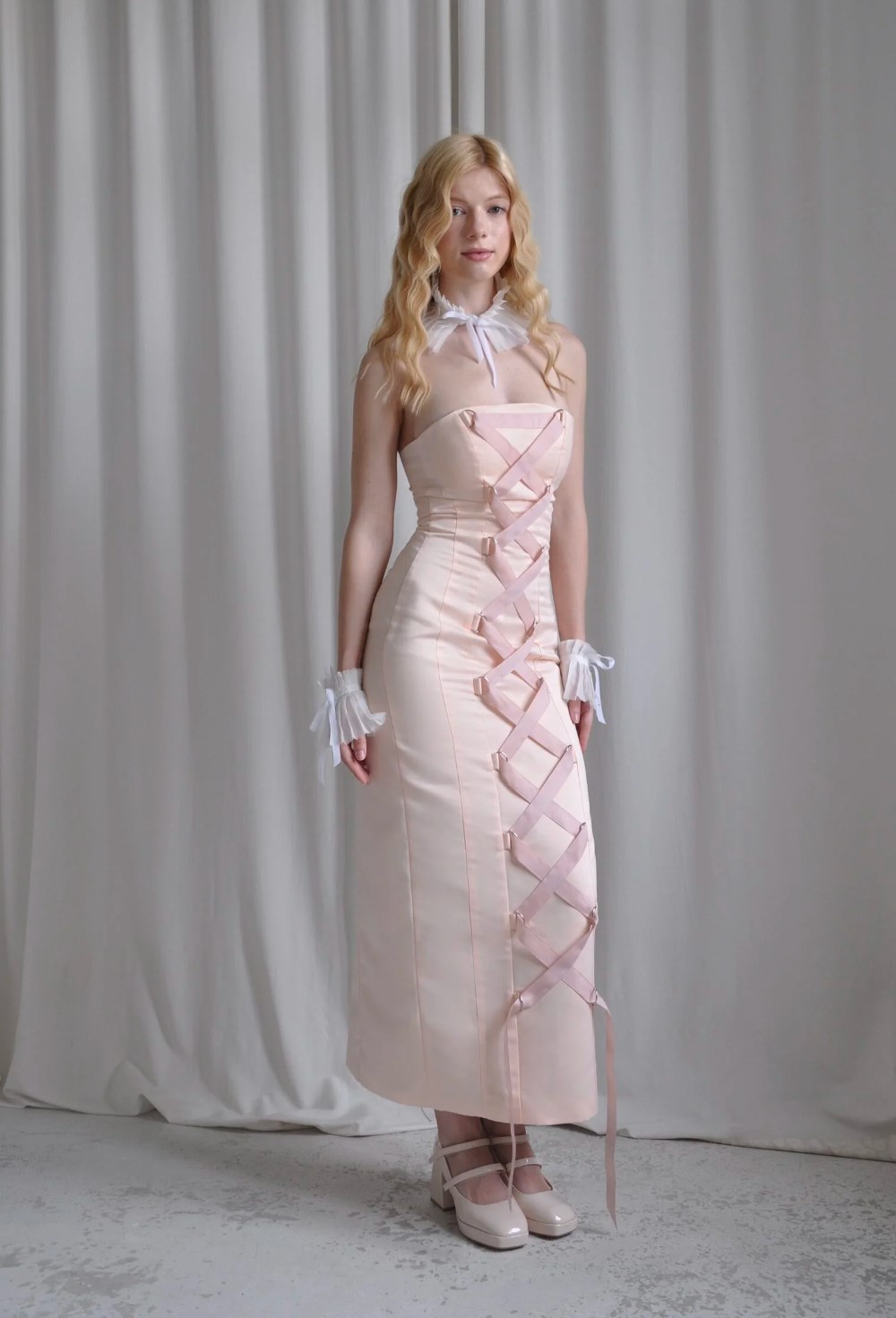 Платье с акцентной шнуровкой - фото 130023