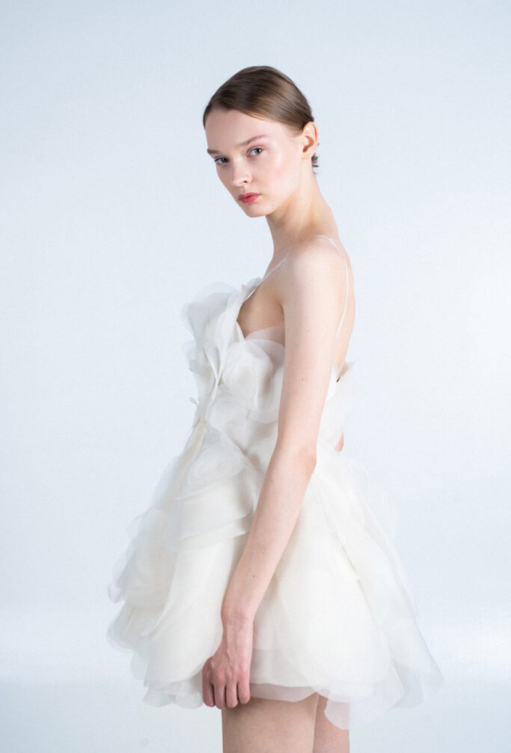 Платье белое из лепестков - фото 130306