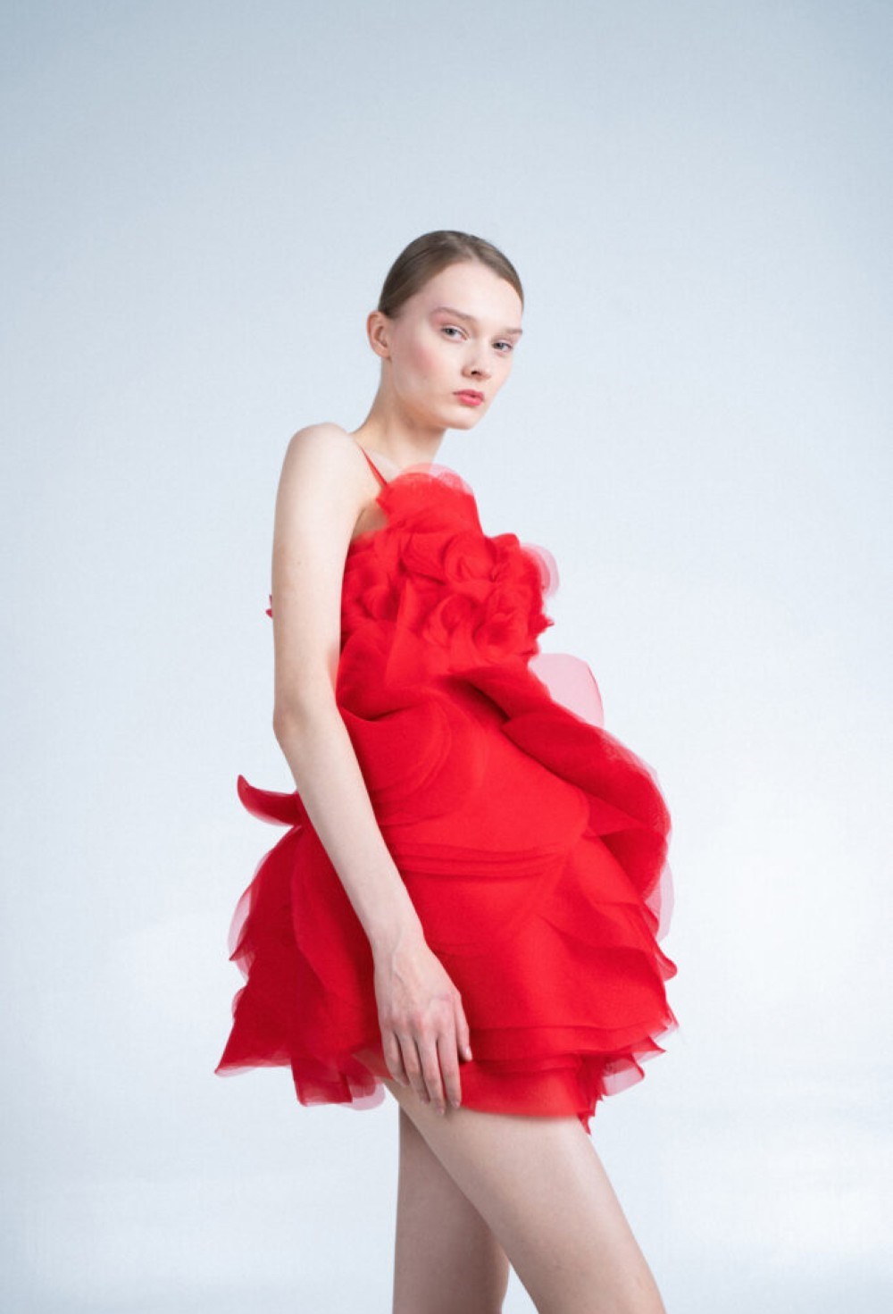 Платье красное из лепестков - фото 130307