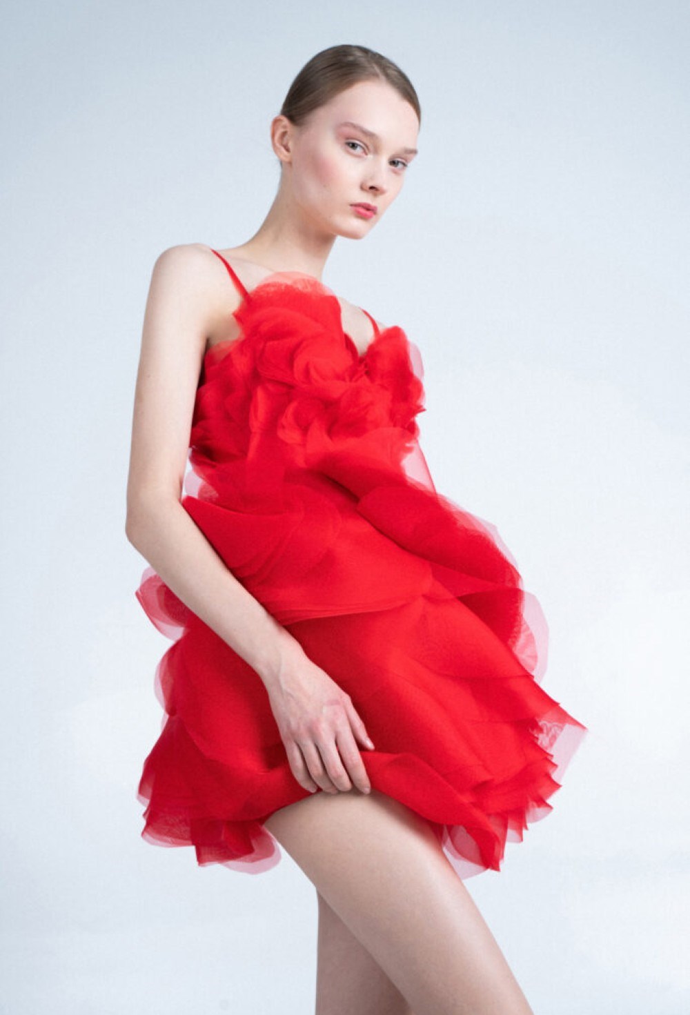 Платье красное из лепестков - фото 130308