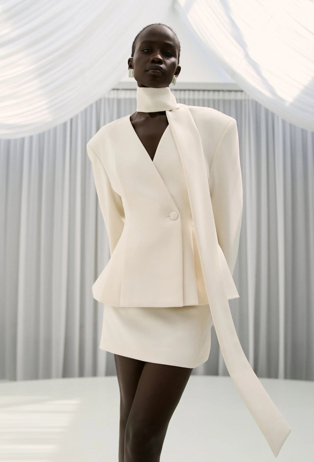 Жакет приталенный с шарфом - фото 132086