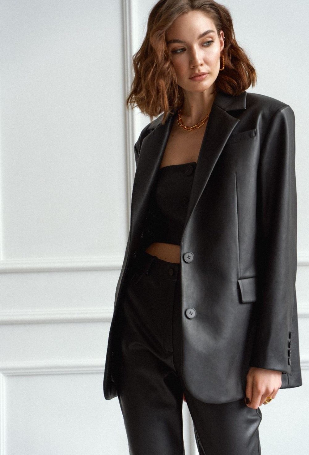 Объемный пиджак мужского кроя из эко-кожи - фото 132324