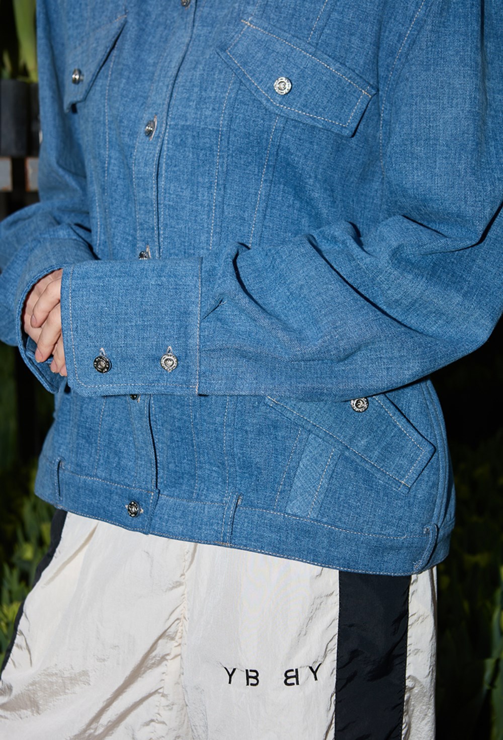 Рубашка с баской джинсовая синего цвета - фото 136686