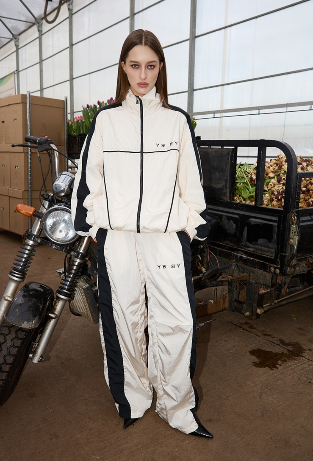 Треники Бумер светло-бежевого цвета - фото 136734