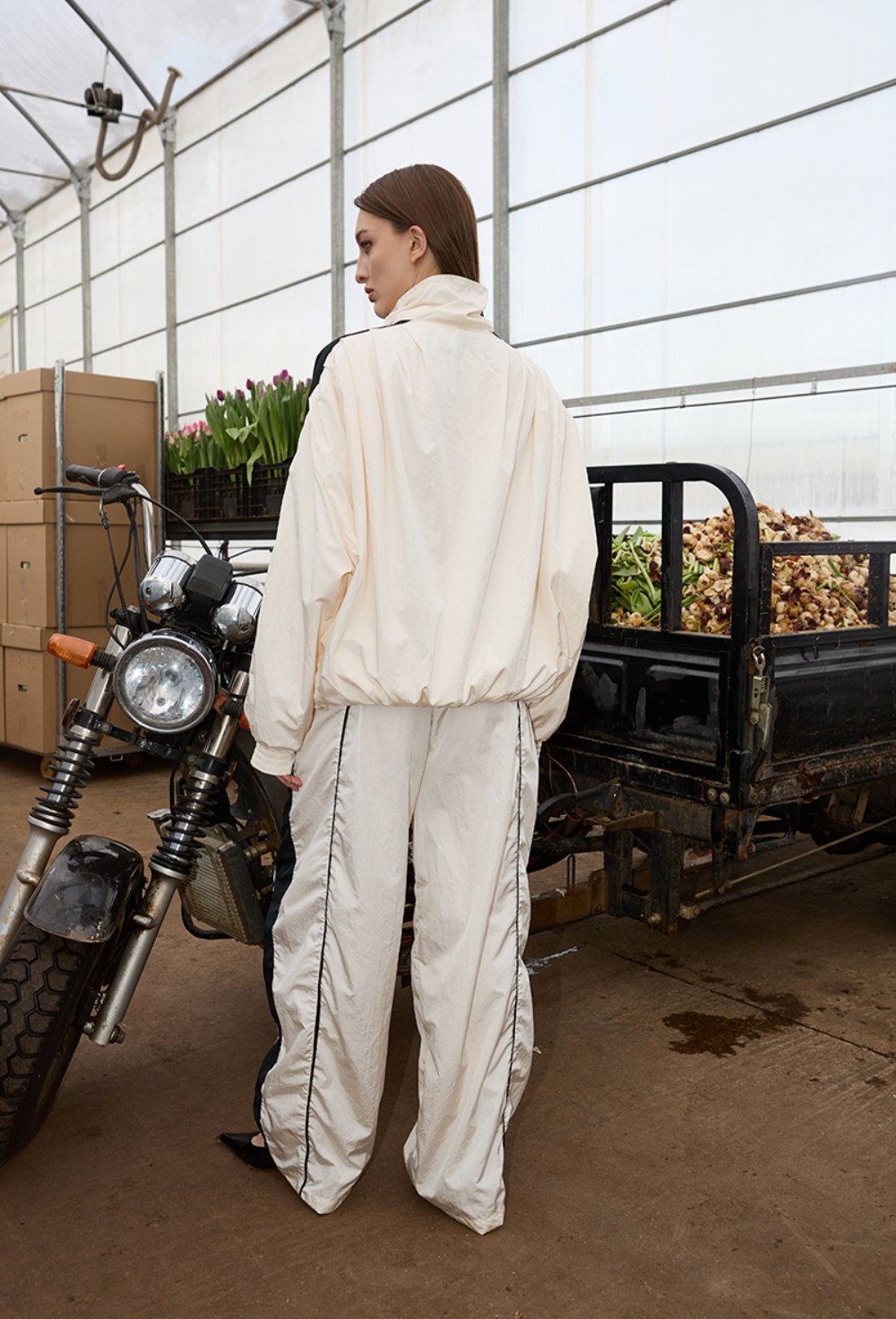 Треники Бумер светло-бежевого цвета - фото 136735