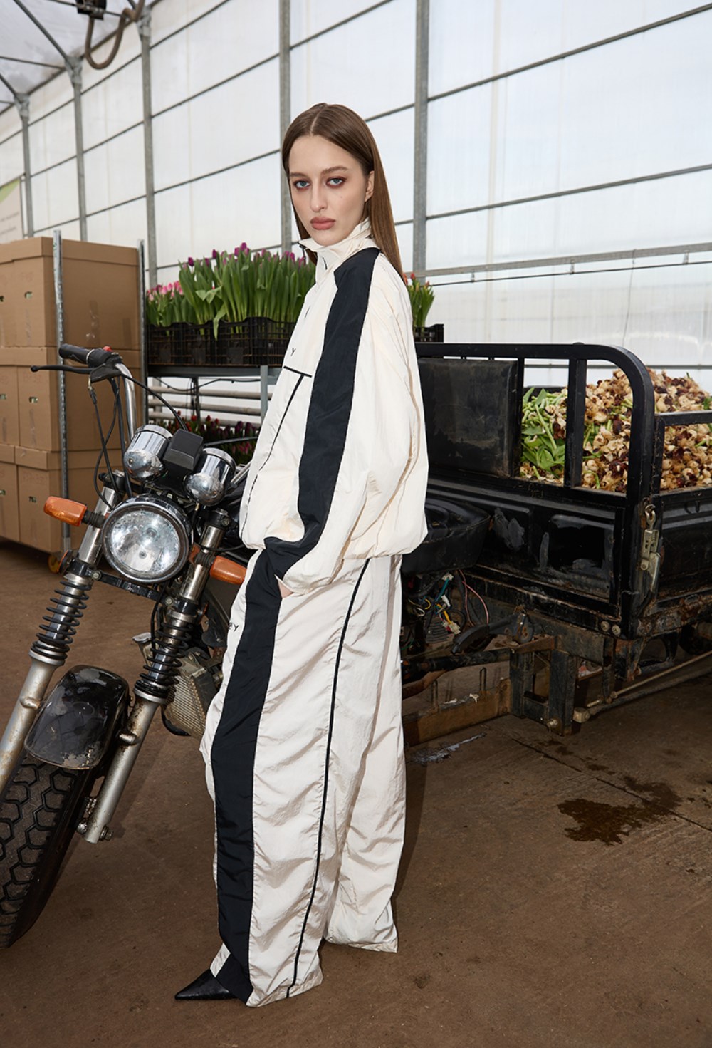 Треники Бумер светло-бежевого цвета - фото 136737