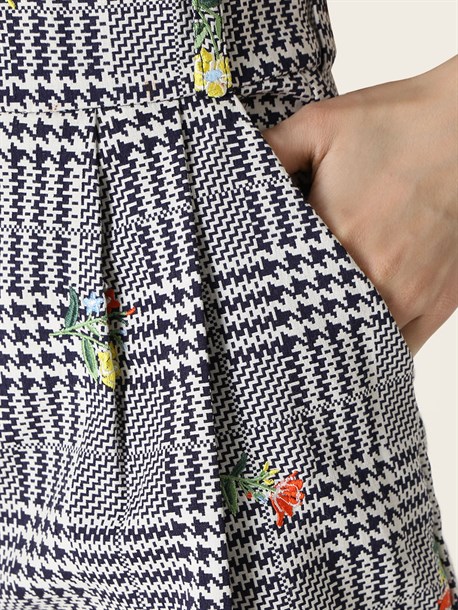 Шорты из жаккарда гусиная лапка с вышивкой - фото 49044