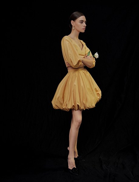 Юбка воздушная мини золотисто-желтого оттенка - фото 50724 Юбка воздушная мини золотисто-желтого оттенка - фото 50724