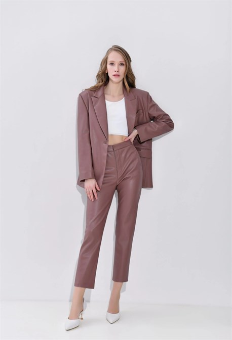 Костюм из эко-кожи с укороченными брюками - фото 58957