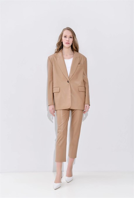 Костюм из эко-кожи с укороченными брюками - фото 58960