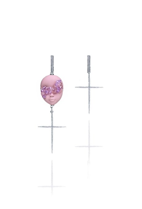 Серьги с нюдовой куколкой и изящными крестами - фото 60619