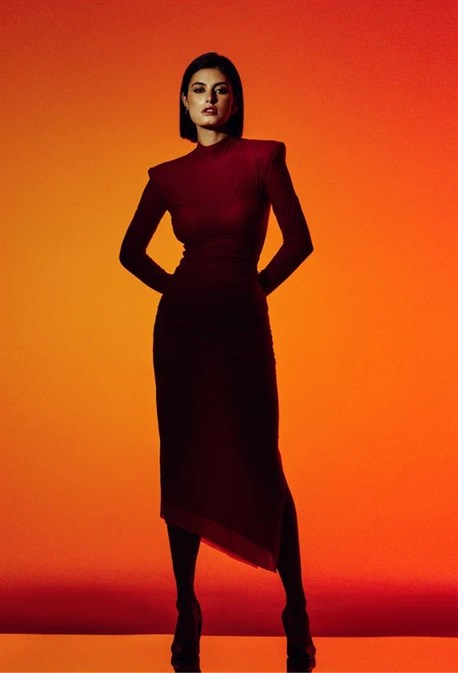 Красное платье с подплечниками - фото 61691