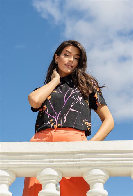 Блузка с короткими рукавами из вискозы с цветочным принтом - фото 71481