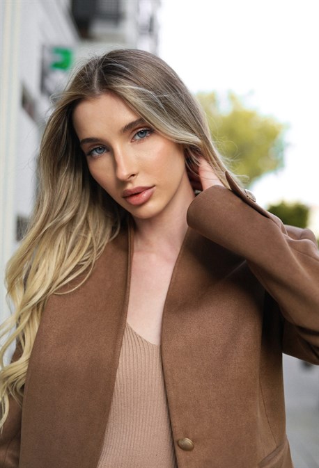 Приталенный жакет из замши - фото 74245